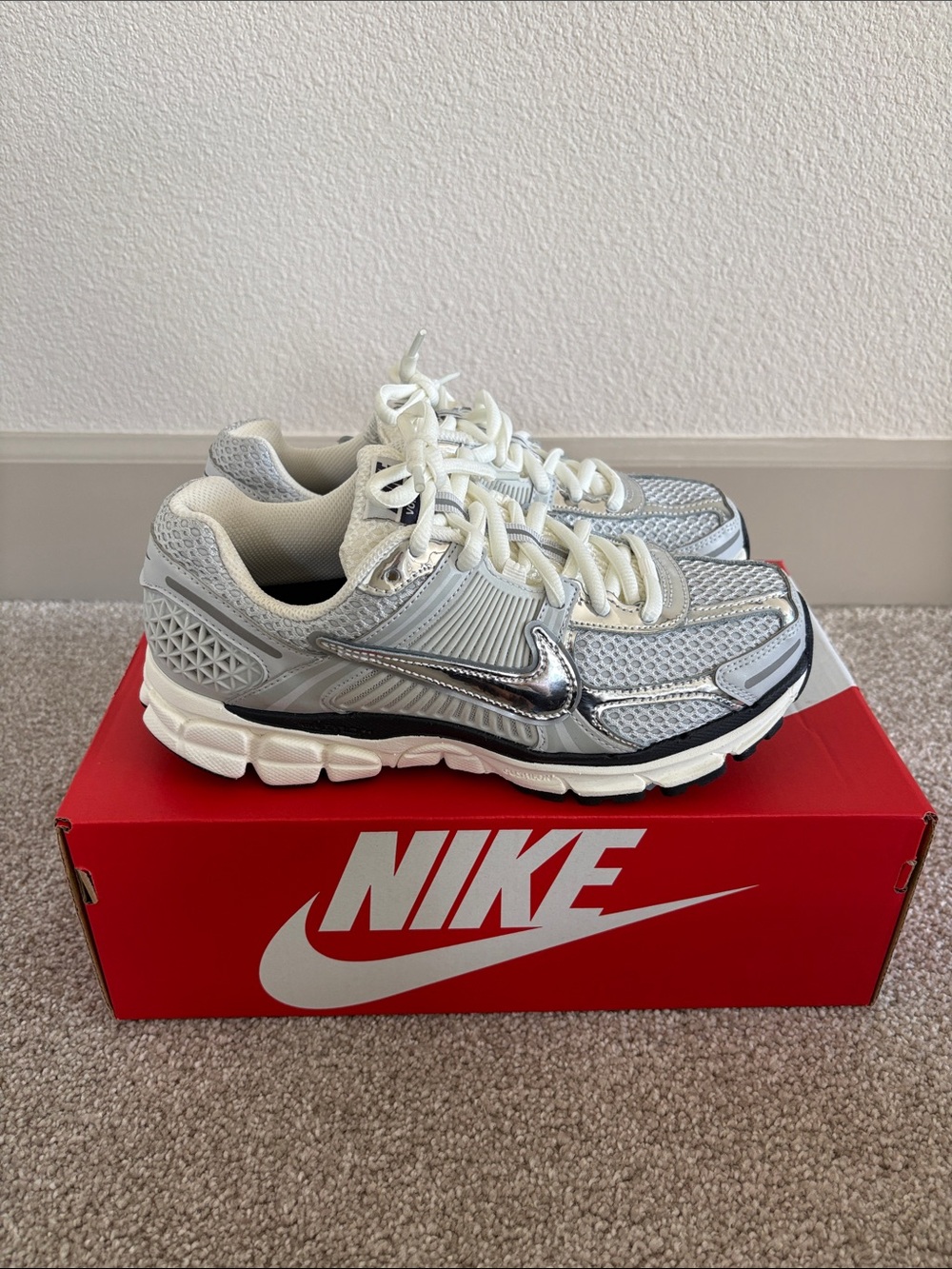 Nike Women’s Vomero 5 Athletic Shoes- size 7.5 in LIKE NEW condition